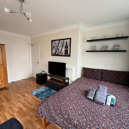 Huge And Affordable 3 Bedroom Flat In Hammersmith For 7 People With Welcome Breakfast 런던 외부 사진