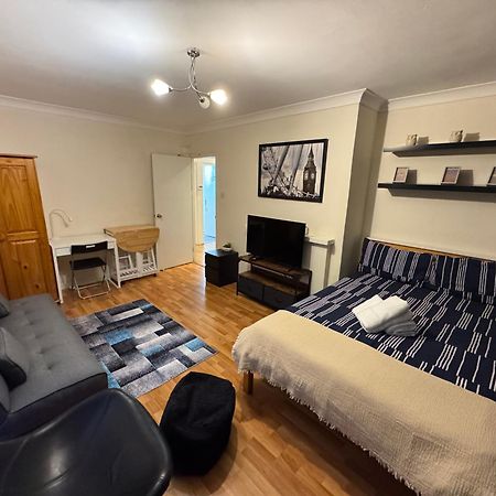 Huge And Affordable 3 Bedroom Flat In Hammersmith For 7 People With Welcome Breakfast 런던 외부 사진