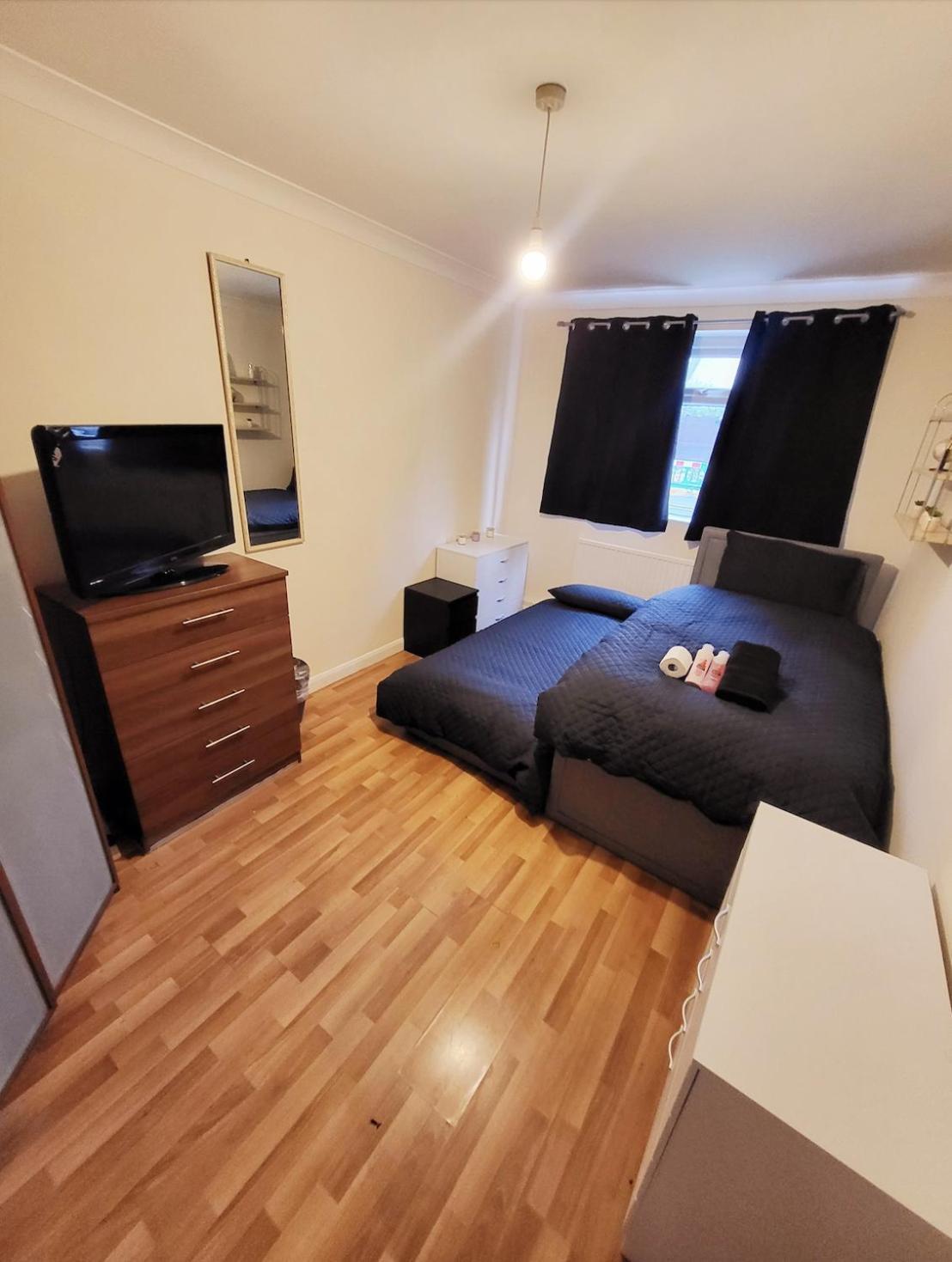Huge And Affordable 3 Bedroom Flat In Hammersmith For 7 People With Welcome Breakfast 런던 외부 사진