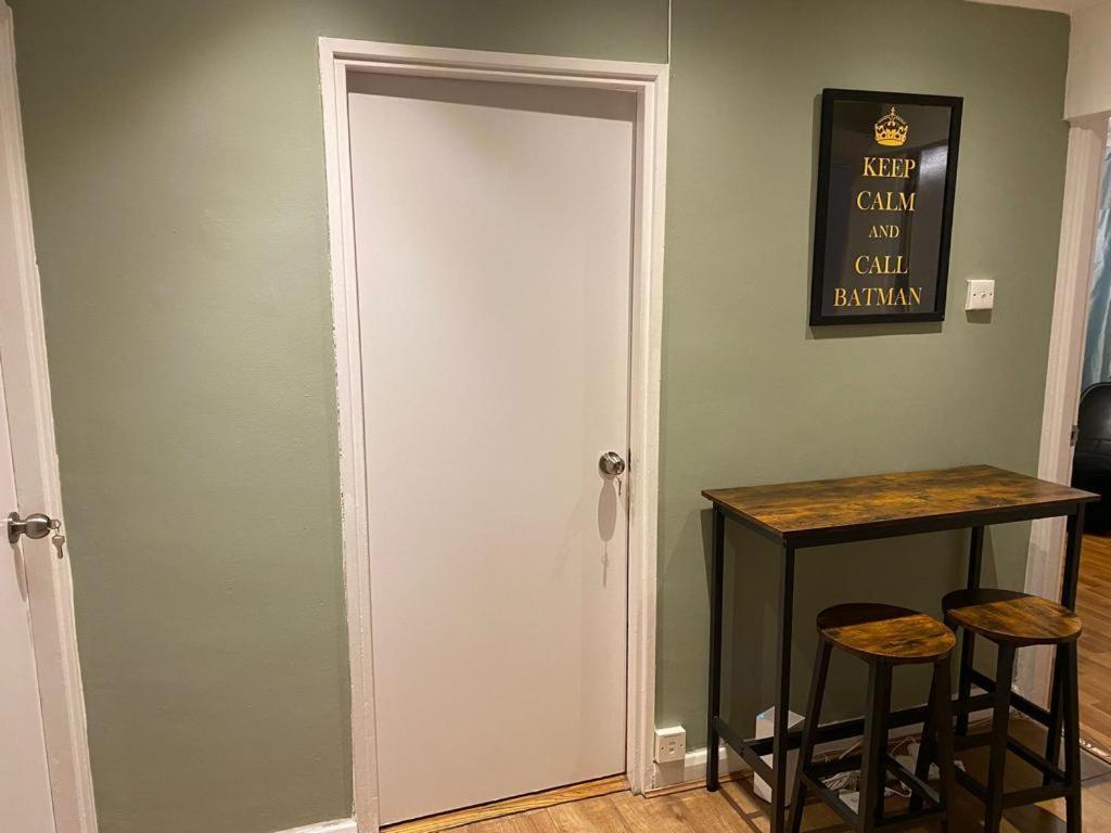 Huge And Affordable 3 Bedroom Flat In Hammersmith For 7 People With Welcome Breakfast 런던 외부 사진