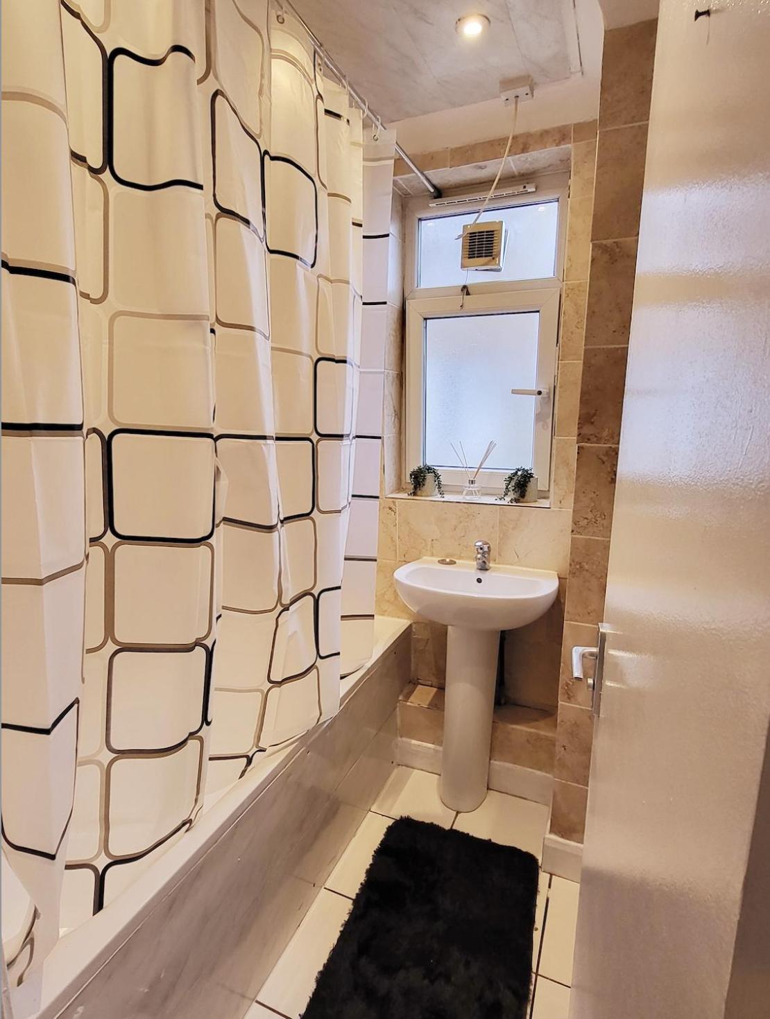 Huge And Affordable 3 Bedroom Flat In Hammersmith For 7 People With Welcome Breakfast 런던 외부 사진