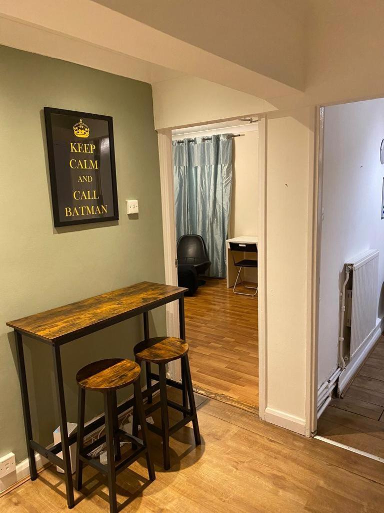 Huge And Affordable 3 Bedroom Flat In Hammersmith For 7 People With Welcome Breakfast 런던 외부 사진