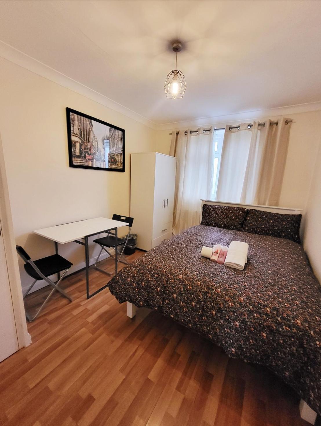 Huge And Affordable 3 Bedroom Flat In Hammersmith For 7 People With Welcome Breakfast 런던 외부 사진