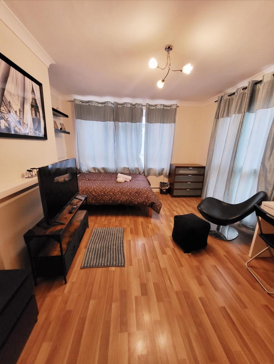 Huge And Affordable 3 Bedroom Flat In Hammersmith For 7 People With Welcome Breakfast 런던 외부 사진