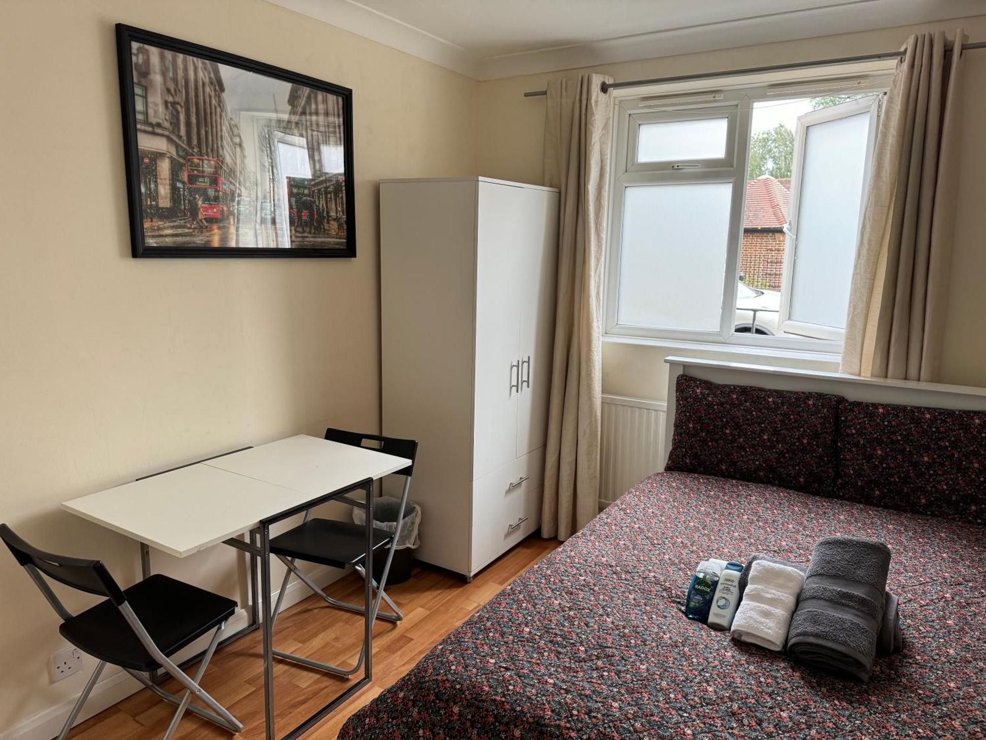 Huge And Affordable 3 Bedroom Flat In Hammersmith For 7 People With Welcome Breakfast 런던 외부 사진
