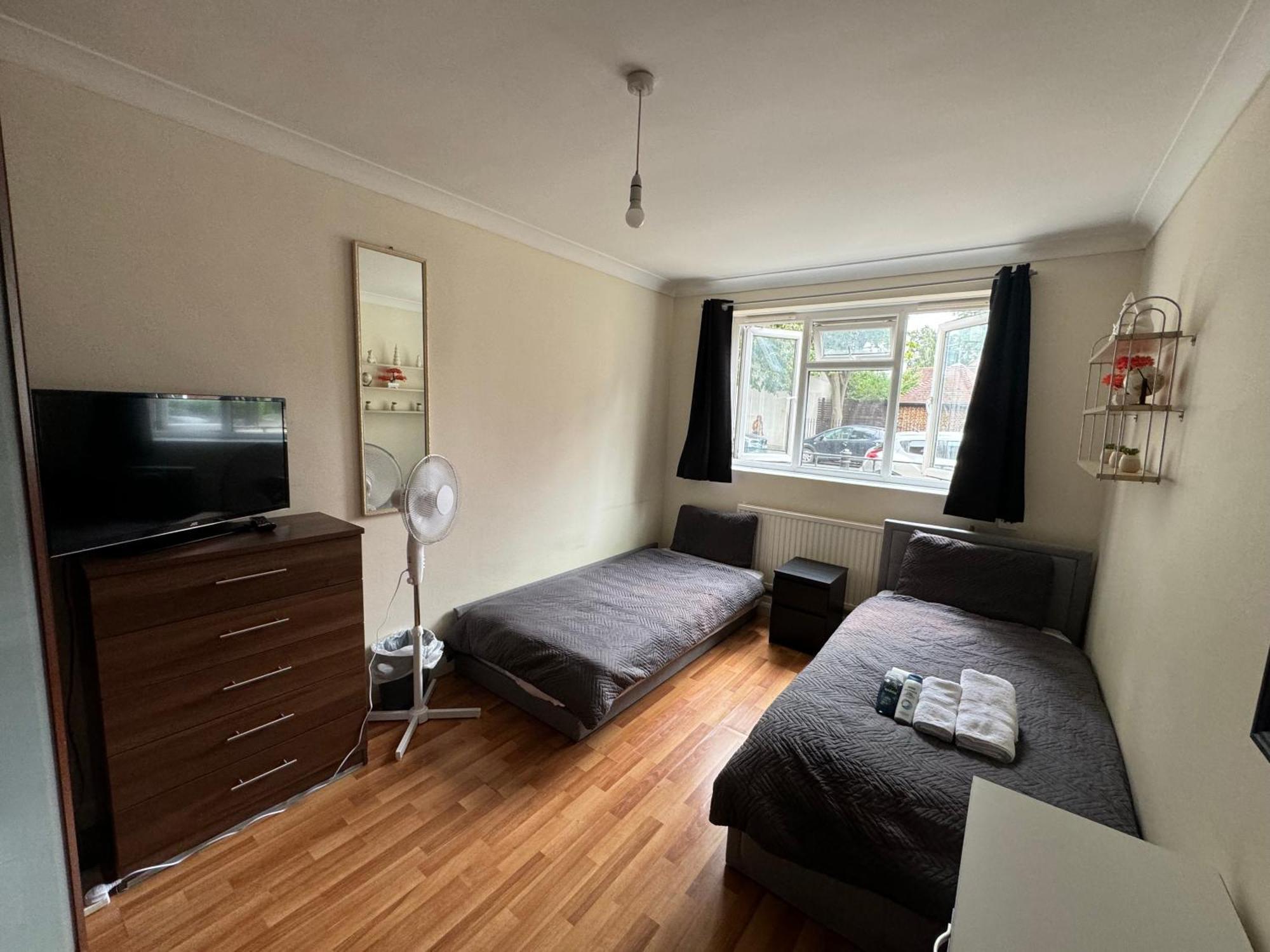 Huge And Affordable 3 Bedroom Flat In Hammersmith For 7 People With Welcome Breakfast 런던 외부 사진
