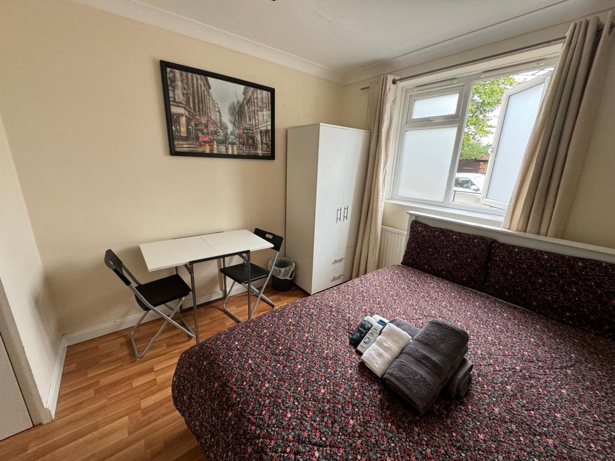 Huge And Affordable 3 Bedroom Flat In Hammersmith For 7 People With Welcome Breakfast 런던 외부 사진