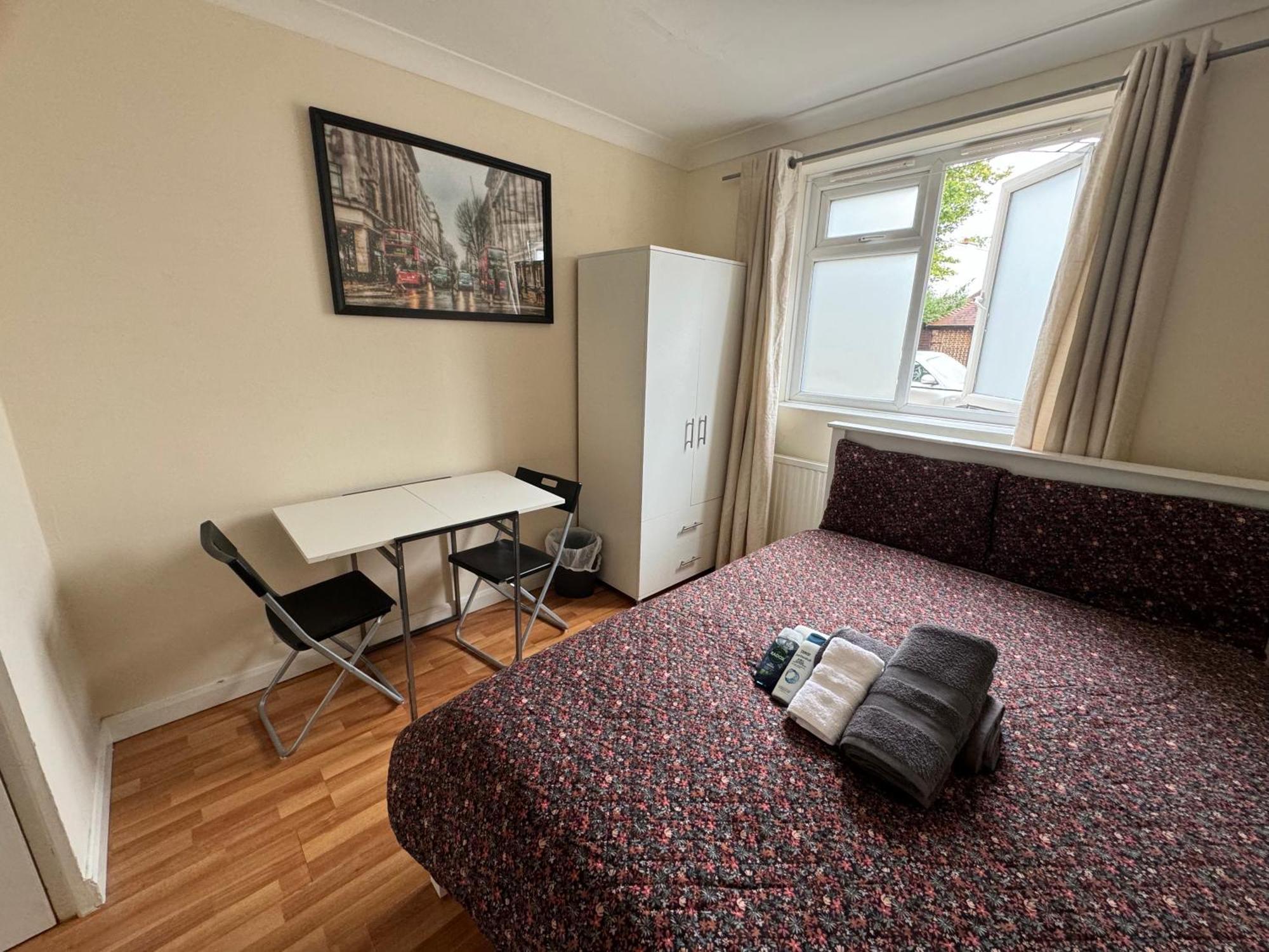 Huge And Affordable 3 Bedroom Flat In Hammersmith For 7 People With Welcome Breakfast 런던 외부 사진