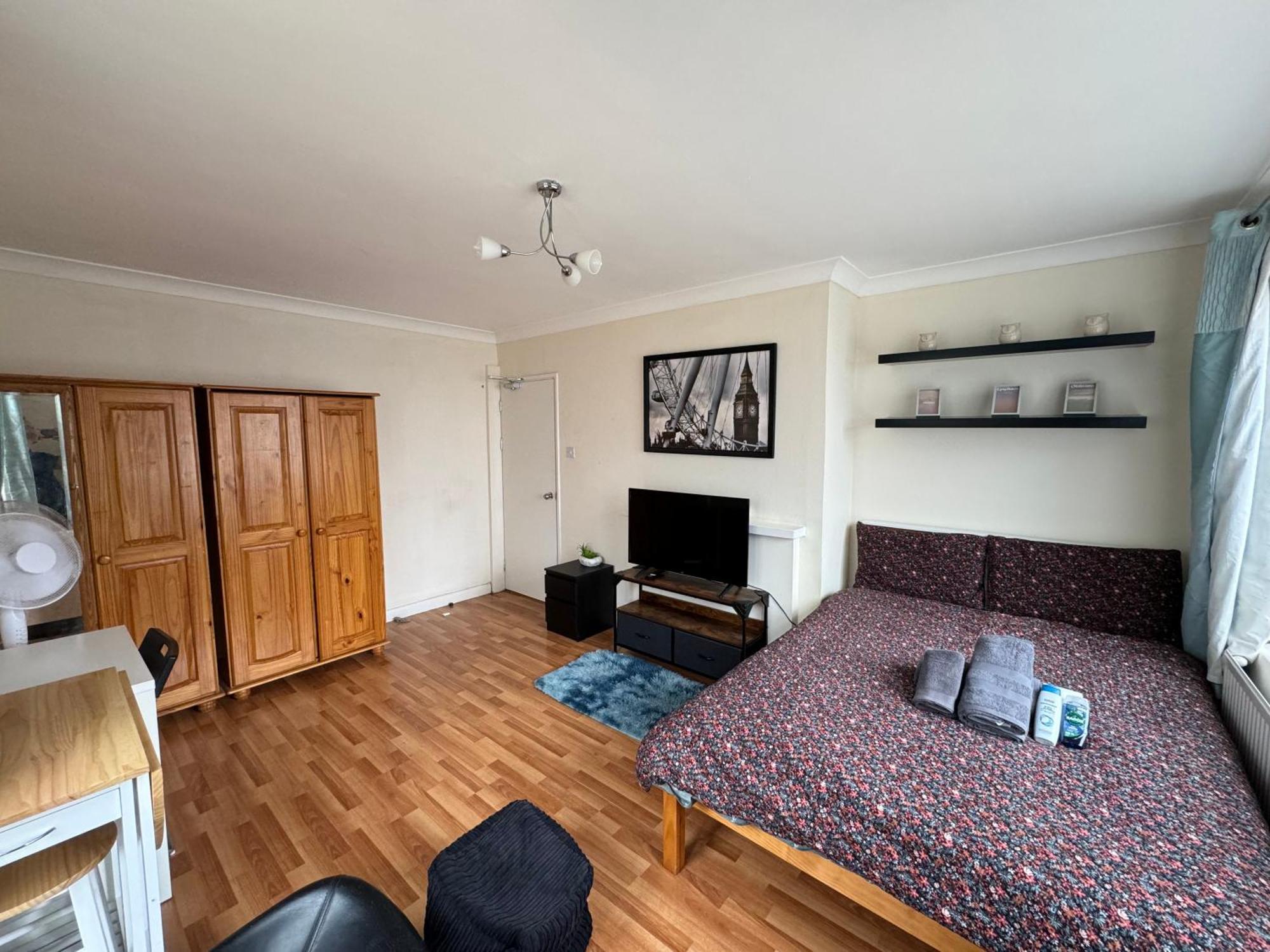 Huge And Affordable 3 Bedroom Flat In Hammersmith For 7 People With Welcome Breakfast 런던 외부 사진